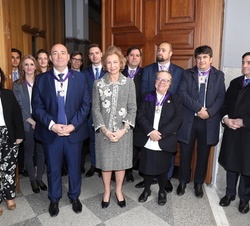 Su Majestad la Reina Doña Sofía junto a los miembros de la Junta de Gobierno de la Archicofradía de Jesús de Medinaceli